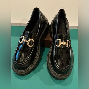 Elegant Black Patent Croc Embossed Platform Loafers with Gold Accent Size 7.5